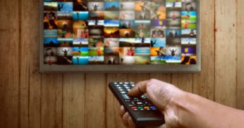 Amazon Channels - Fernbedinung wird auf TV gezeigt mit vielen kleinen Bilderkacheln