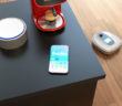 Amazon Echo, Smartphone und Kaffeemaschine stehen auf einem Tisch