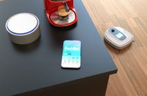 Amazon Echo, Smartphone und Kaffeemaschine stehen auf einem Tisch