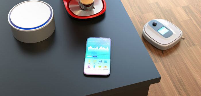 Amazon Echo, Smartphone und Kaffeemaschine stehen auf einem Tisch