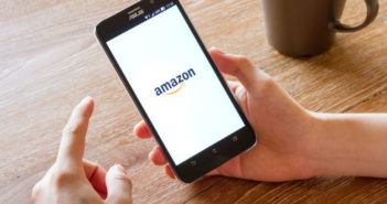 Amazon Konto gesperrt - Smartphone mit Amazon-Logo auf Bildschirm