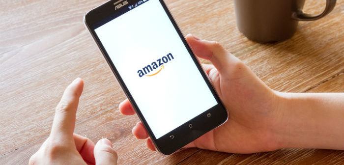 Amazon Konto gesperrt - Smartphone mit Amazon-Logo auf Bildschirm