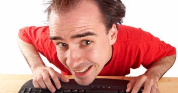 Mann vor dem Computer
