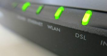 DSL, LTE und Kabel – worin unterscheiden sie sich? Router mit Kontrolleuchte DSL
