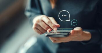 Person tippt auf Smartphone