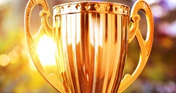 Goldener Pokal im Licht