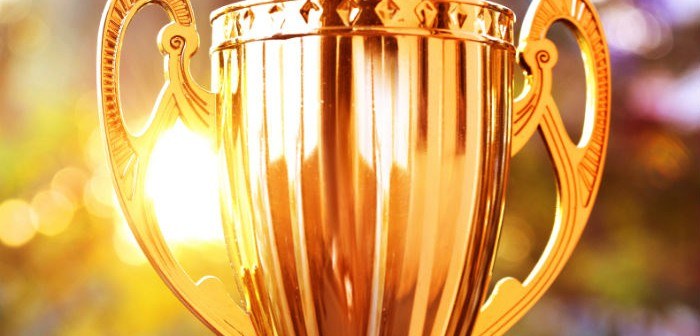 Goldener Pokal im Licht