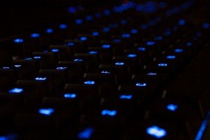 Blau leuchtende Tastatur im Dunkeln