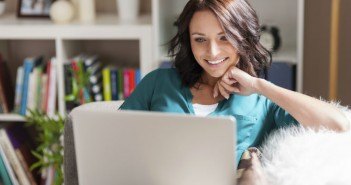 Frau mit Laptop