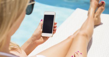 iPhone 8-Gerücht: Flexibles OLED-Display soll den Smartphone Markt revolutionieren Frau hält Smartphone in der Hand