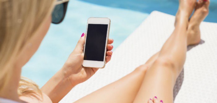 Frau hält Smartphone in der Hand