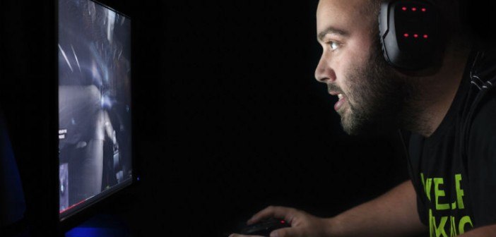 Gamer zoggt vorm Rechner