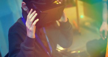 Mann mit VR Brille