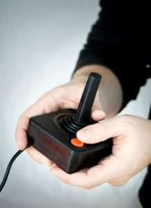 Mann hält Joystick