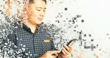 Das Google Pixel Smartphone -ein Angriff auf die Konkurrenz? Mensch mit Smartphone in der Hand umgeben von fliegenden Pixeln