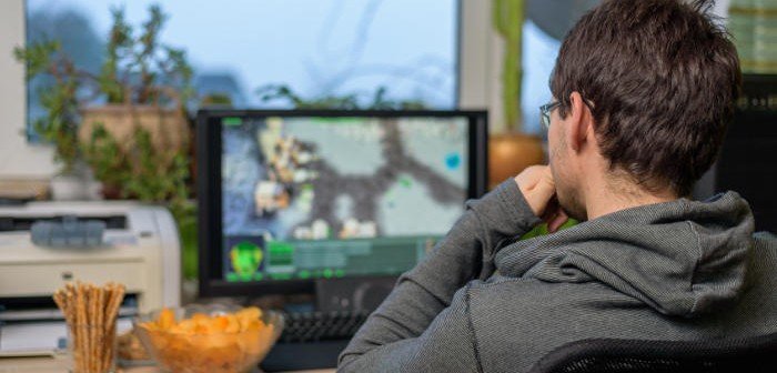 Männlicher Computer-Spieler spielt ein strategisches MOBA-Game