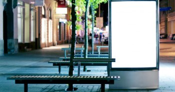 Werbeanalyse: Online vs Offlinewerbung Werbedisplay in der Stadt