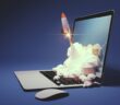 Eine Rakete schießt aus einem Laptop-Bildschirm in den Himmel