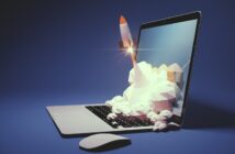 Eine Rakete schießt aus einem Laptop-Bildschirm in den Himmel