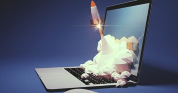 Eine Rakete schießt aus einem Laptop-Bildschirm in den Himmel