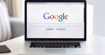 Laptop, auf dem die Suchmaschine Google zu sehen ist