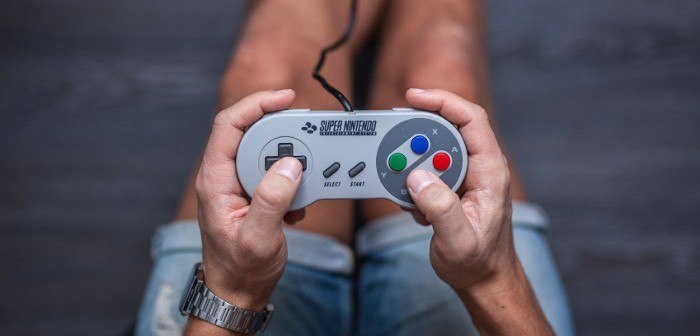 Super Nintendo Controller in den Händen