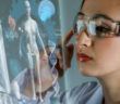Ärztin betrachtet holografisches Bild mit AR Brille
