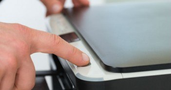 Mann bedient Drucker