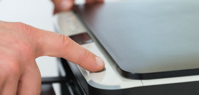 Mann bedient Drucker
