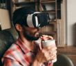 Mann mit einer Virtual Reality Brille auf dem Sofa