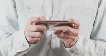 Fortnite für das Handy – So gut kommt es an Männliche Person, die auf dem Smartphone spielt
