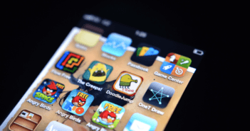 Spiele für Smartphones – warum der mobile Zeitvertreib gerade so angesagt ist Display eines Smartphones mit Spiele-Apps