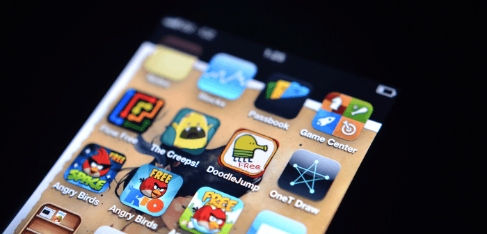Display eines Smartphones mit Spiele-Apps