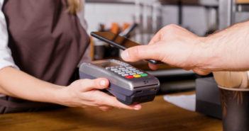Bezahlen mit Apple Pay – So funktioniert die neue Bezahlmethode iphone-ueber-ec-terminal