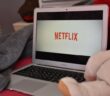 Das Netflix Logo auf dem Bildschirm eines Laptops