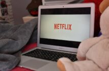 Das Netflix Logo auf dem Bildschirm eines Laptops