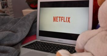 Das Netflix Logo auf dem Bildschirm eines Laptops
