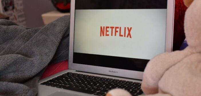 Das Netflix Logo auf dem Bildschirm eines Laptops