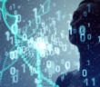 Frau steht vor einer digitalen Wand aus 0en und 1en