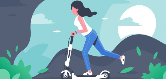 Frau auf einem E Scooter