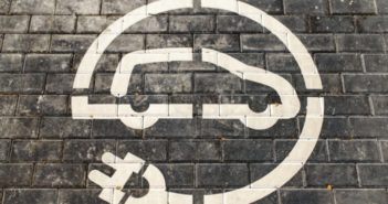 Elektroauto Markierung Straße