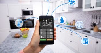 Eine Hand die ein Handy hält auf der eine Smart Home App läuft