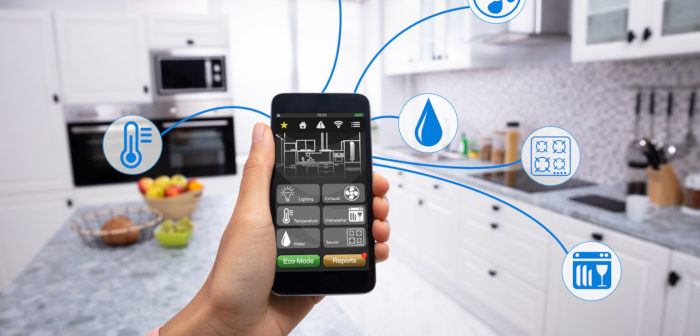 Eine Hand die ein Handy hält auf der eine Smart Home App läuft