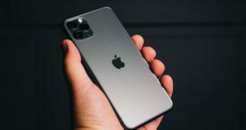 iPhone in der Hand eines Users