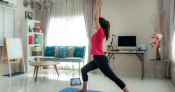 Home Office – 5 Möglichkeiten Sport zu treiben Frau macht Sport im Home Office