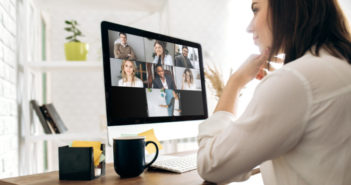 5 Tipps um die Produktivität im Home Office zu gewährleisten Frau ist im Home Office