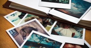Stapel alter Polaroidfotos