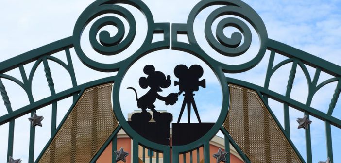Nahaufnahme des Tors der Disney-Studios in Paris