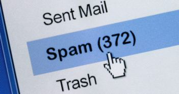Mauszeiger auf dem Bildschirm über dem Spamordner im E-Mail Postfach (372 Nachrichten)