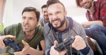 Junge Männer spielen Spiele an der Spielekonsole